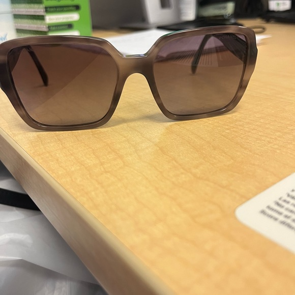 Brand new they are to wide for my head and fall down - Picture 2 of 3